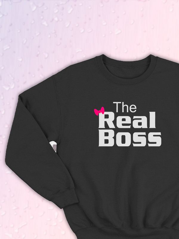 Парные свитшоты The Real Boss Настоящий босс черная женская с принтом мем прикол для влюбленных пар парня и девушки, двоих подруг и друзей, мемная парная одежда underground y2k оверсайз Парные свитшоты The Real Boss Настоящий босс черная женская с принтом мем прикол для влюбленных пар парня и девушки, двоих подруг и друзей, мемная парная одежда underground y2k оверсайз