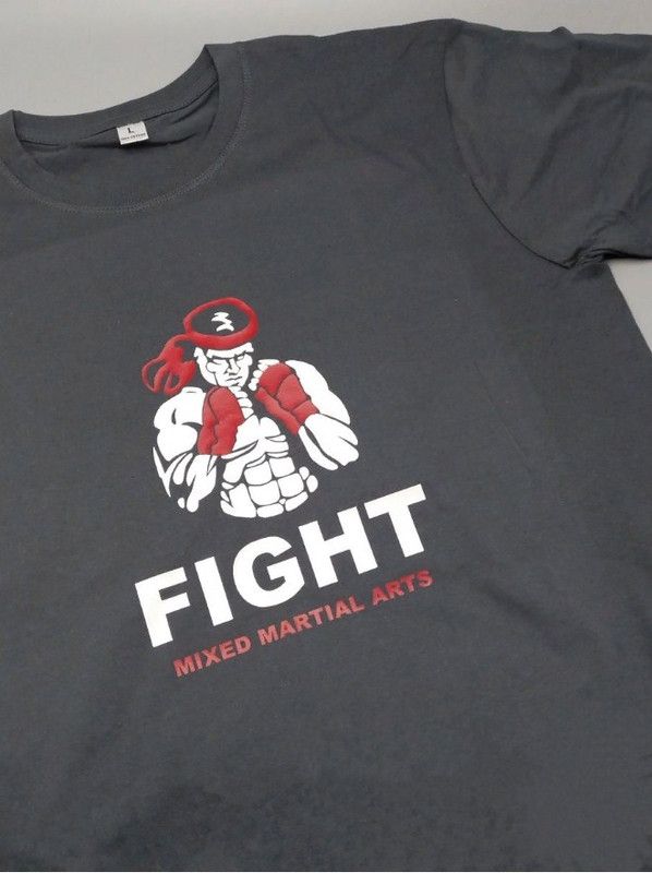 Футболка с привлекательным принтом