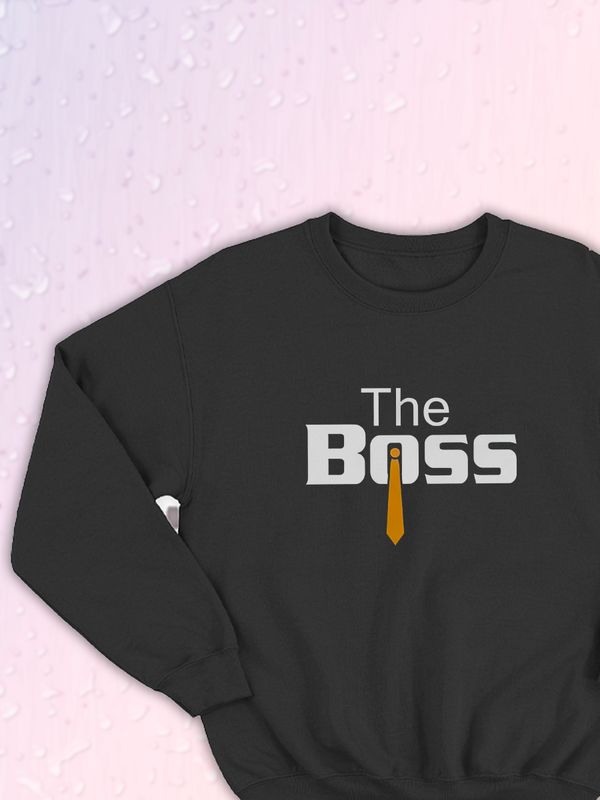 Парные свитшоты The Boss Босс черная мужская с принтом мем прикол для влюбленных пар парня и девушки, двоих подруг и друзей, мемная, прикольная парная одежда андеграунд y2k оверсайз Парные свитшоты The Boss Босс черная мужская с принтом мем прикол для влюбленных пар парня и девушки, двоих подруг и друзей, мемная, прикольная парная одежда андеграунд y2k оверсайз