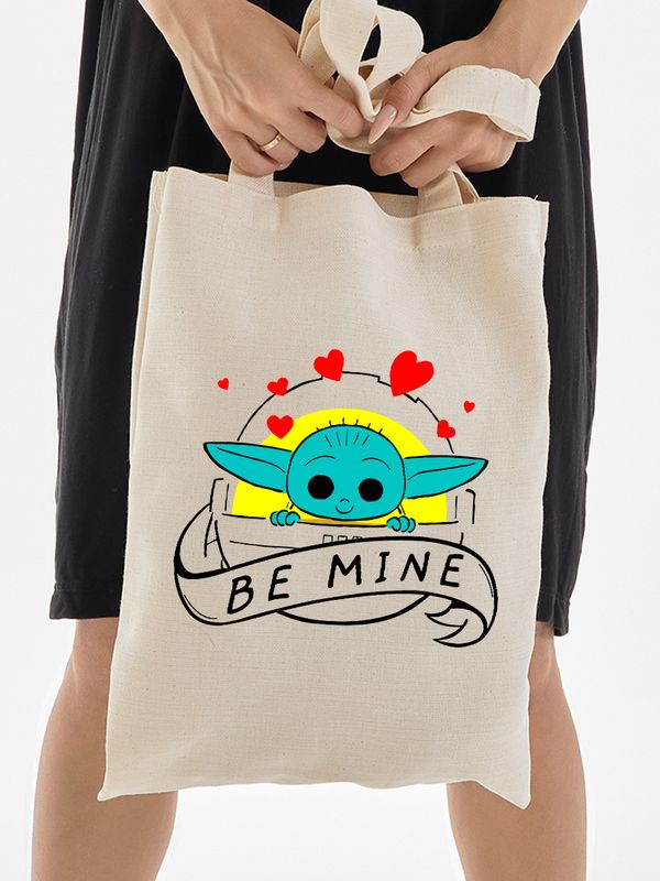 Шоппер с принтом Малыш Йода из Star wars и надписью Be mine на День Валентина бежевый. Шоппер c прикольной картинкой Звездные войны в стиле y2k для молодежи.